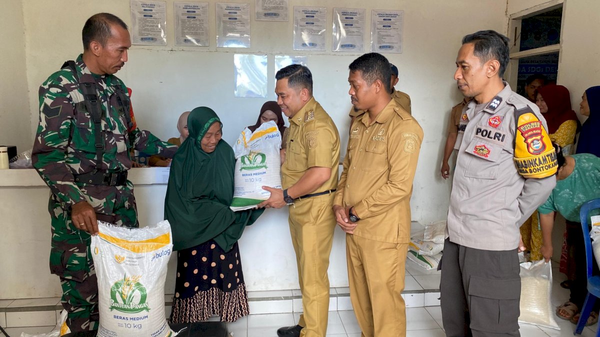 Hari Pertama Bertugas, Plt Camat Galesong Selatan Salurkan Bantuan Kepada 240 KK Didampingi Kades Bontokanang