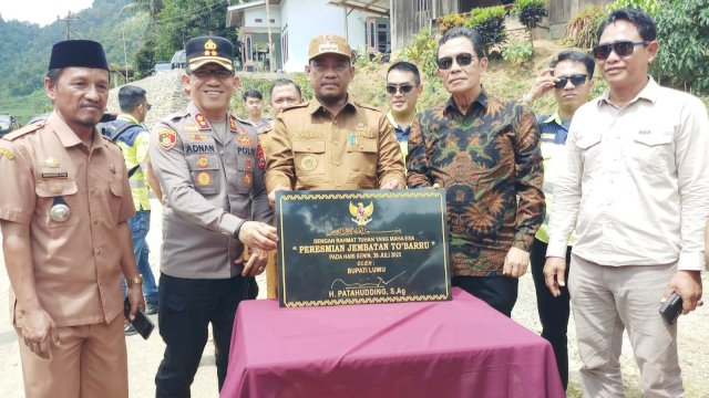 Peresmian dan penyerahan secara simbolis jembatan dari PT MDA kepada Pemkab Luwu. Foto: Istimewa.