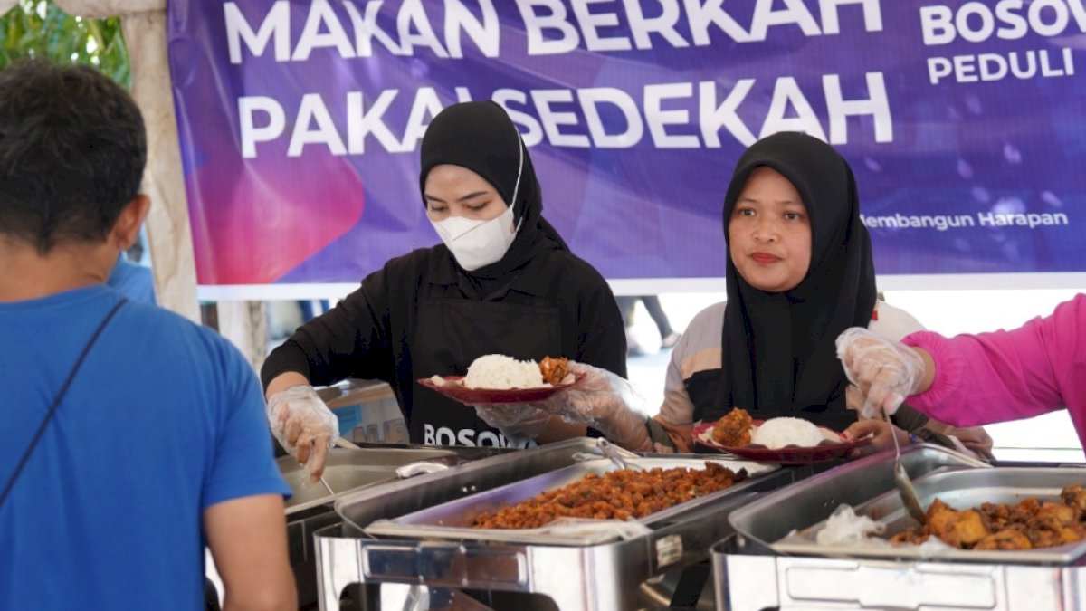 Makan Siang Gratis di Masjid Agung 45, Bosowa Peduli Ajak Jemaah Hidupkan Budaya Sedekah
