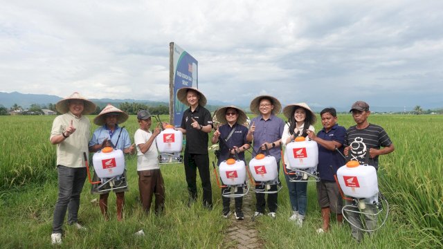 Asmo Sulsel bersama AHM salurkan bantuan kepada petani di Bantimurung. Foto: Istimewa.