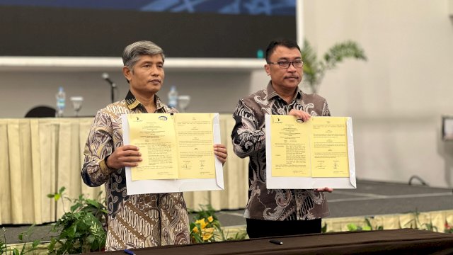 Kepala Perwakilan BPKP Sulsel Rasono dan Direktur Utama Bank Sulselbar H. Yulis Suandi saat melakukan penandatanganan. Foto: Istimewa.