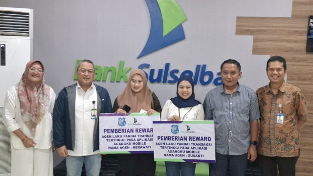 Bank Sulselbar beri penghargaan kepada agen laku pandai dengan transaksi tertinggi. Foto: Istimewa.