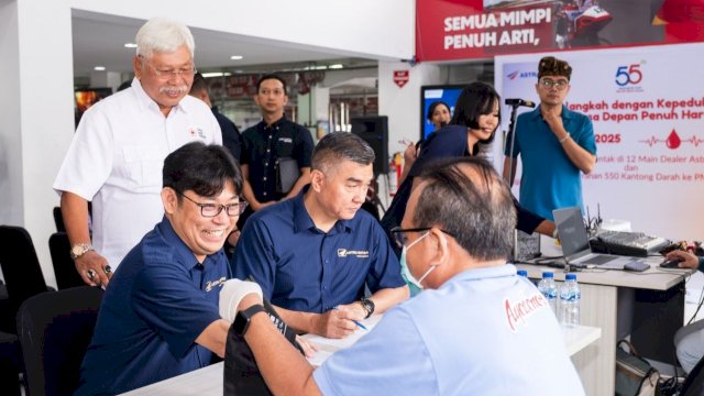 Chief Executive Astra Motor Robien Tony saat donor darah jadi rangkaian HUT Astra Motor. Foto: Istimewa. 