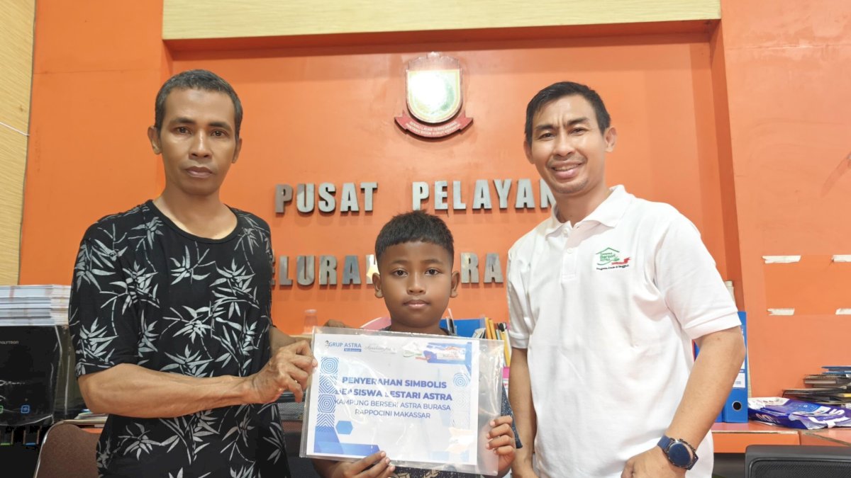 Astra Grup Makassar Salurkan Beasiswa Lestari untuk Anak SD dan SMP di Kampung Berseri Astra