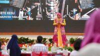 Tampil Anggun, Ketua TP PKK Barru Perkenalkan Corak Kostum Khas Barru