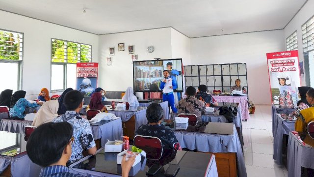Edukasi safety riding Asmo Sulsel di Disdik Sulsel. Foto: Istimewa. 