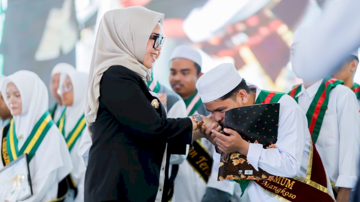 Bupati Barru Andi Ina Hadiri Penamatan Santri DDI Mangkoso