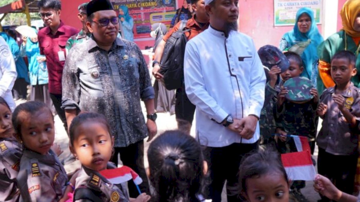 Peduli Masyarakat dan Pelaku UMKM, Gubernur Sulsel Didampingi Bupati Takalar Serahkan Bantuan