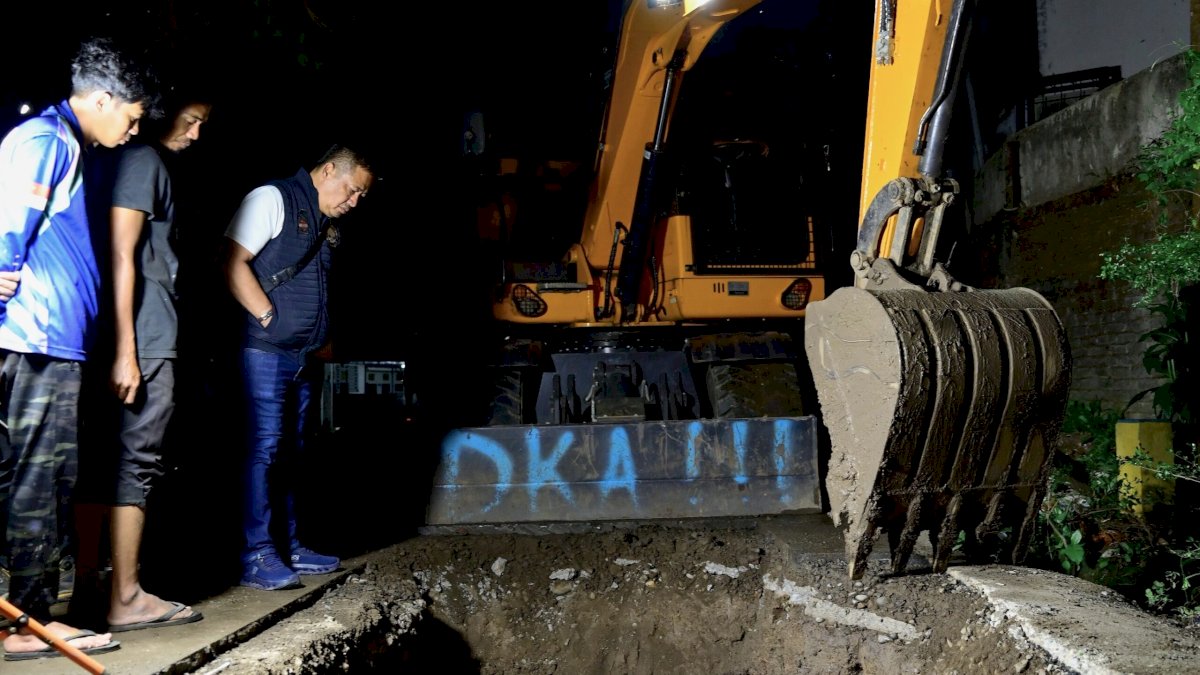 Tengah Malam, Hamzah Ahmad Pantau Langsung Perbaikan Pipa Bocor di Jalan Beringin