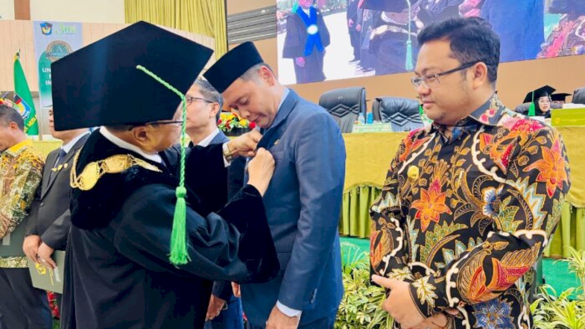 Wakil Bupati Takalar Terima Penghargaan Alumni Berprestasi dari UMI Makassar