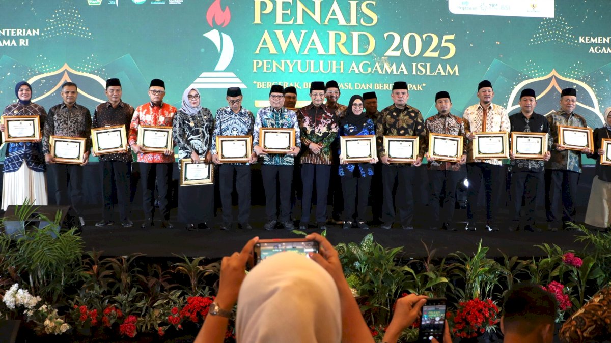 Tasming Hamid Terima Penghargaan Bergengsi PENAIS Award 2025 dari Kemenag RI