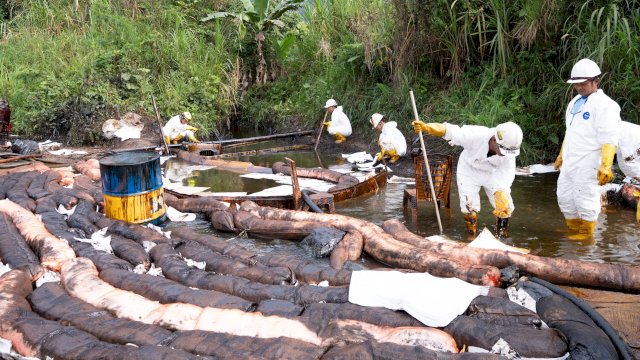 Penanganan kebocoran pipa PT Vale di Kecamatam Towuti, Luwu Timur. Foto: Istimewa.