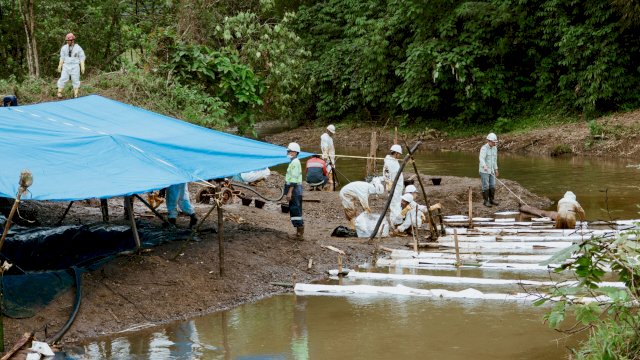 Sinergi penanganan kebocoran pipa minyak di Towuti, Luwu Timur. Foto: Istimewa.