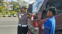 Aksi Simpatik Satlantas Polres Jeneponto: Bagi-Bagi Bendera, Bangkitkan Nasionalisme