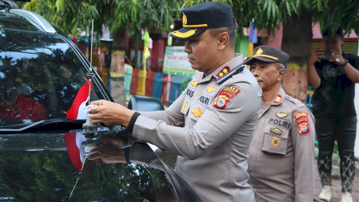 Sambut HUT ke-80 RI, Polres Bantaeng Bagi-bagi Bendera Merah Putih ke Pengguna Jalan