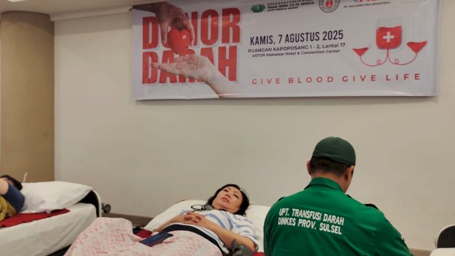 Donor darah Aston Makassar. Foto: Istimewa.