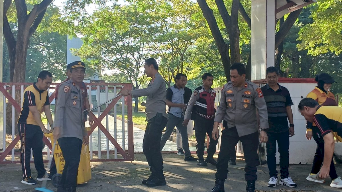Polres Bulukumba Gelar Kerja Bakti di Taman Makam Pahlawan Taccorong