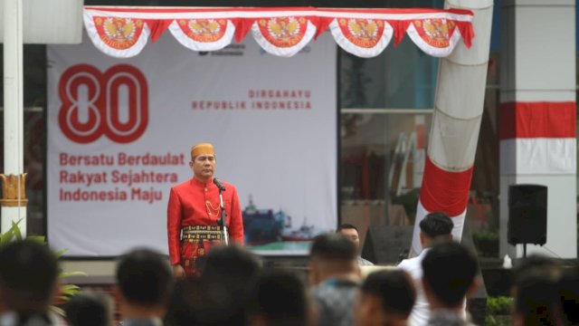 Direktur Utama Pelindo Arif Suhartono bertindak selaku inspektur upacara. Foto: Istimewa.