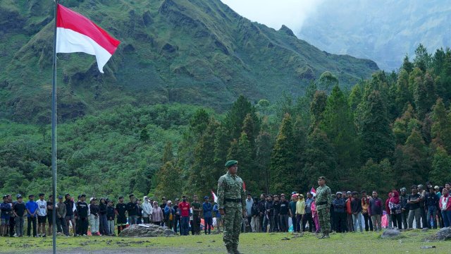 TNI AD bersama pemuda Pecinta Alam upacara bendera Hari Kemerdekaan RI ke-80 tahun. Foto: Istimewa.