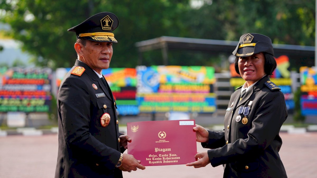 Kakanwil Andi Basmal Serahkan Satyalancana Karya Satya, Wujud Penghargaan Bagi 9 ASN