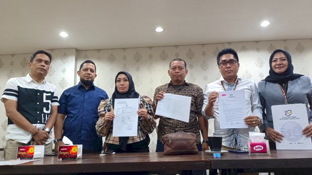 Ibu bersama pengacara selebgram NR saat memberikan keterangan pers di Makassar. Foto/SS