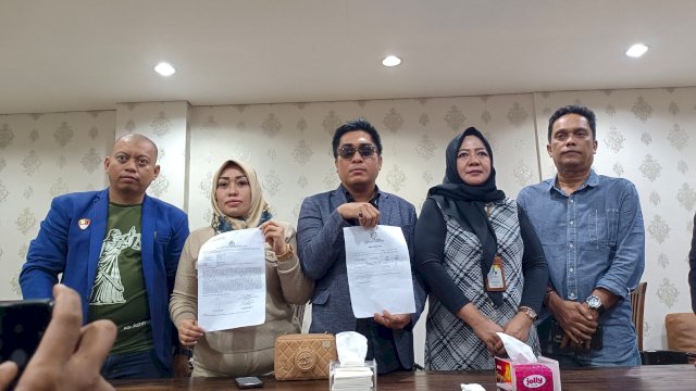 Pengacara dan keluarga selebgram NR saat memberikan keterangan ke awak media. Foto/SS
