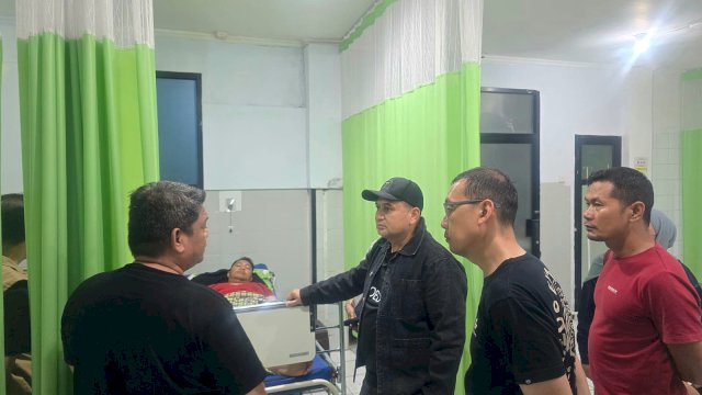Munafri Arifuddin jenguk anggota DPRD Makassar yang jadi korban kebakaran DPRD Makassar. Foto: Istimewa.