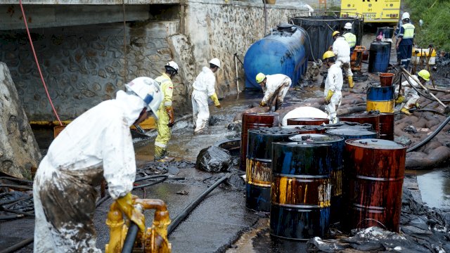 Sinergi dalam penanganan kebocoran pipa PT Vale di Kecamatan Towuti, Luwu Timur. Foto: Istimewa.