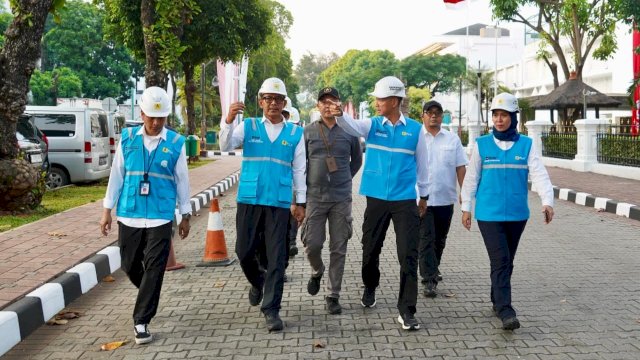 Teknisi PLN yang memastikan pasokan listrik andal selama peringatan Hari Kemerdekaan di Istana Negara. Foto: Istimewa.