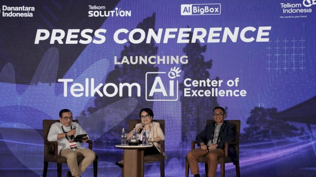 Direktur Enterprise &amp; Business Service Telkom Veranita Yosephine dan Direktur IT Digital Telkom Faizal Rochmad Djoemadi meluncurkan Telkom AI Center of Excellence. Foto: Istimewa.