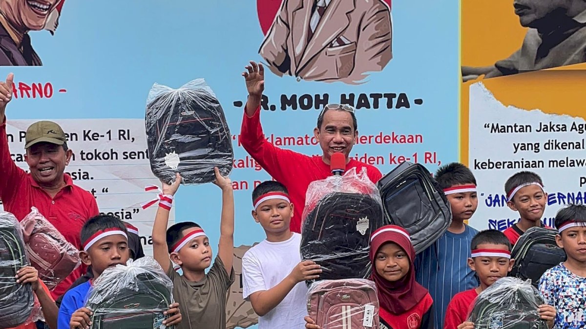 Rayakan HUT Kemerdekaan RI ke-80, Anggota DPR RI Rudianto Lallo Bagi-bagi Perlengkapan Sekolah