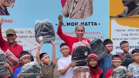 Rayakan HUT Kemerdekaan RI ke-80, Anggota DPR RI Rudianto Lallo Bagi-bagi Perlengkapan Sekolah