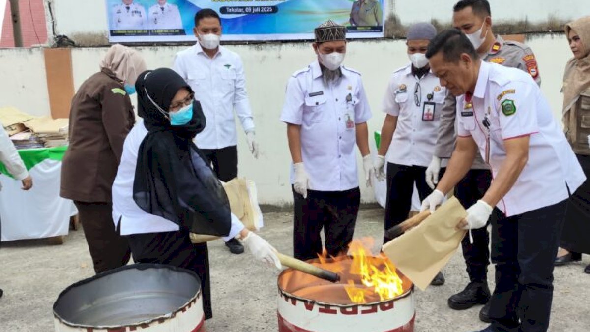 Wakil Bupati Takalar Hadiri Pemusnahan 5.660 Berkas Arsip
