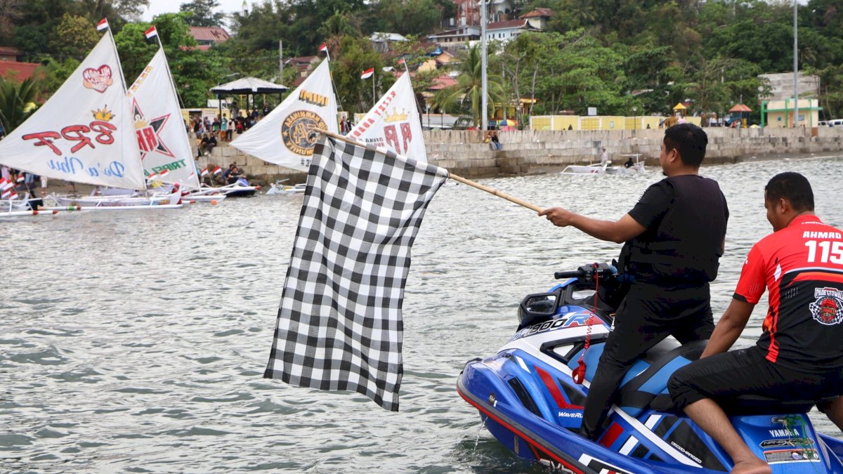 Wali Kota Parepare Tasming Hamid Lepas Lomba Perahu Tradisional Sandeq di PantaiKu