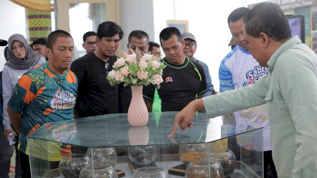 Bupati Luwu Timur Bachri Syam yang melihat koleksi nikel di Vale Nickel Corner saat peresmian. Foto: Istimewa.