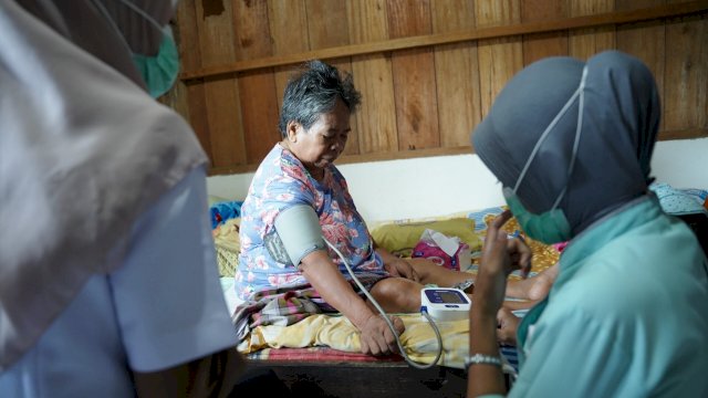 PT Vale mengirim tim medis untuk memeriksa warga yang memiliki keluhan kesehatan akibat kebocoran pipa minyak. Foto: Istimewa.