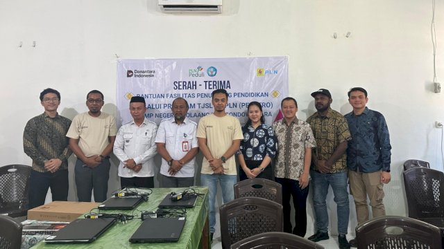 Penyerahan bantuan fasilitas TIK PLN UIP Sulawesi kepada sekolah SMP Negeri 5 Bolaang. Foto: Istimewa.