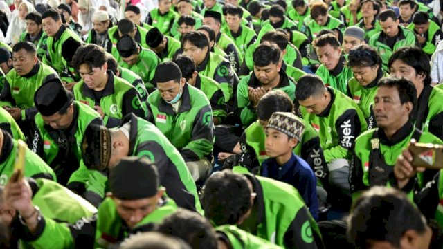 Mitra Gojek gelar doa bersama di Makassar. Foto: Istimewa.