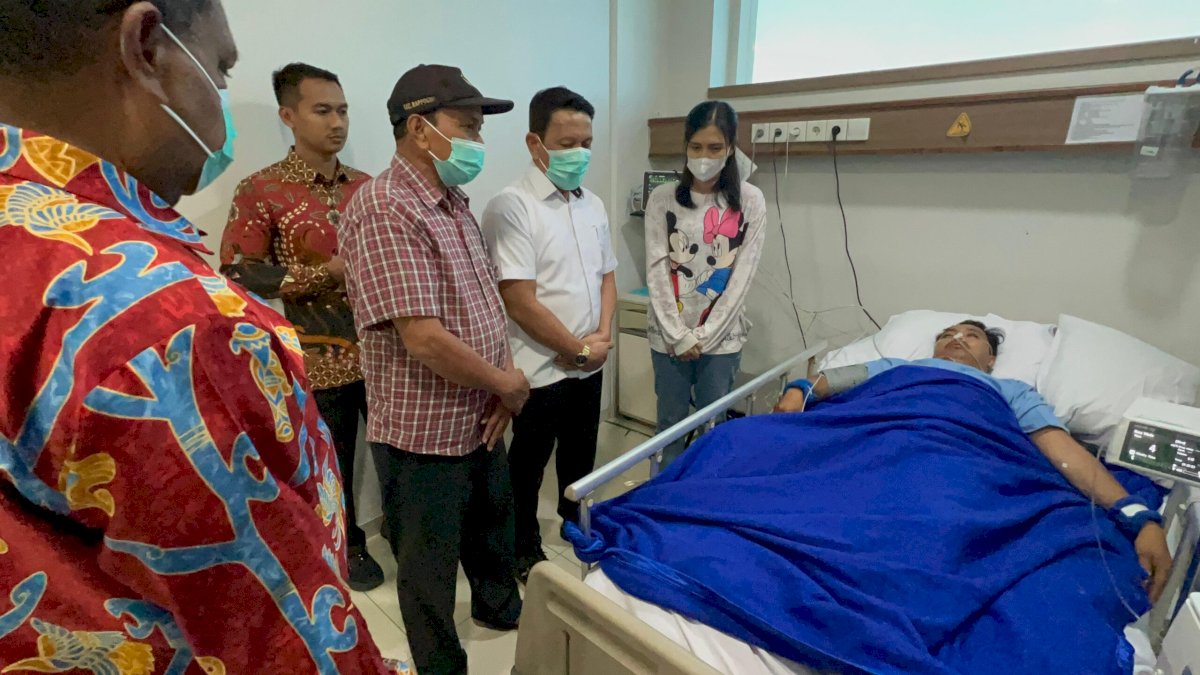 Kakanwil Kemenkum Sulsel Jenguk Korban Unjuk Rasa di RS Primaya Makassar, Sampaikan Doa dan Santunan