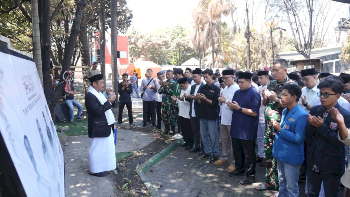 Wali Kota Bersama Puluhan Mahasiswa Gelar Salat Ghaib untuk Korban Tragedi DPRD Makassar