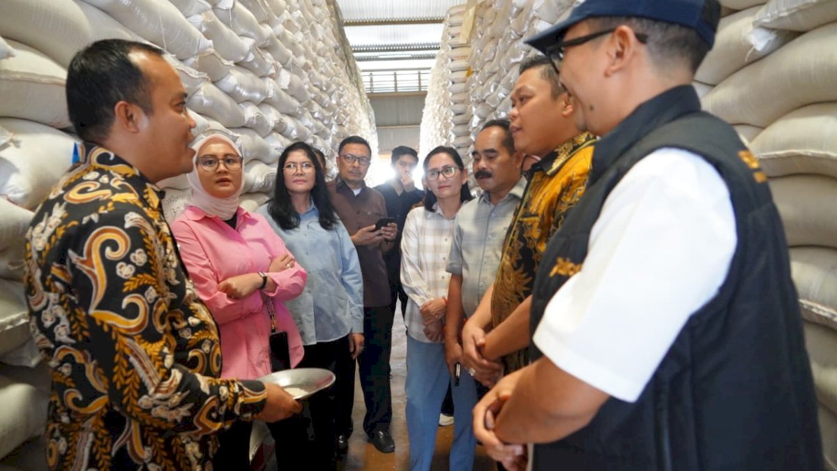 Komisi B DPRD Sulsel Tinjau Gudang Bulog Makassar, Pastikan Kualitas Beras Tidak Rusak