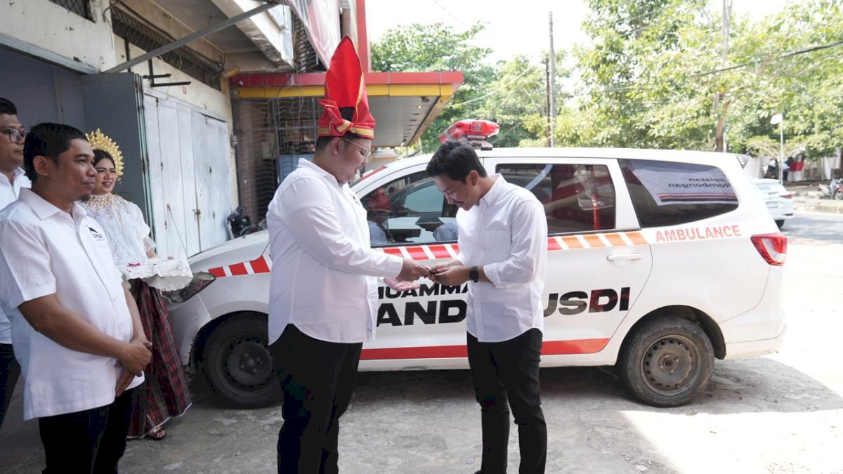 PSI Sulsel Serahkan Mobil Ambulans untuk Warga Gowa