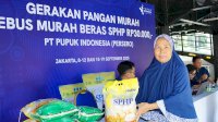 Pupuk Indonesia Salurkan 2.574 Paket Beras SPHP kepada Masyarakat