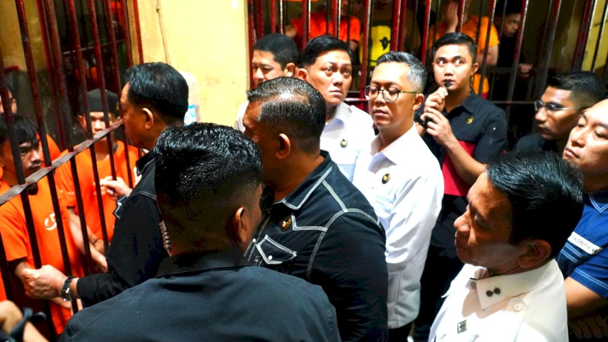 Menko Yusril: Pemerintah Tegas Menindak, Tapi Hak Tersangka dan Warga Tetap Dijamin