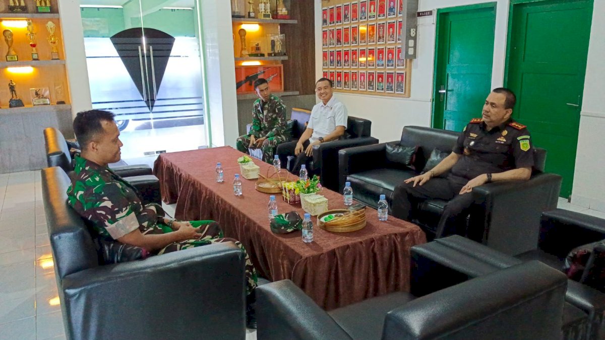 Pererat Sinergitas, Kajari Jeneponto Kunjungi Markas TNI Yonif 726 Tamalatea