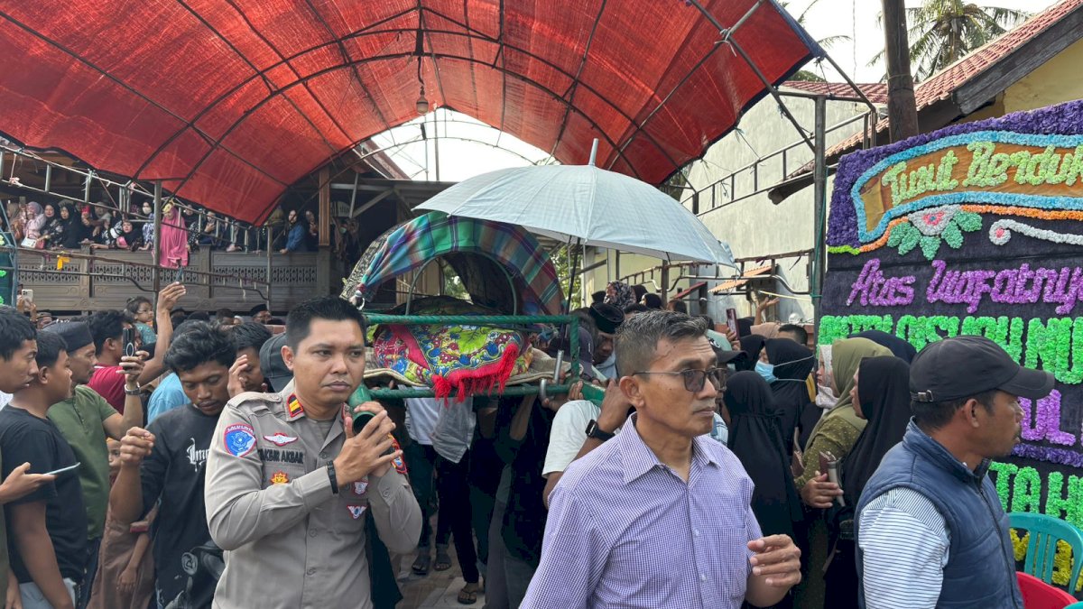Turut Belasungkawa, Kasat Lantas Polres Bantaeng Melayat ke Rumah Duka Korban Kecelakaan Lalu Lintas