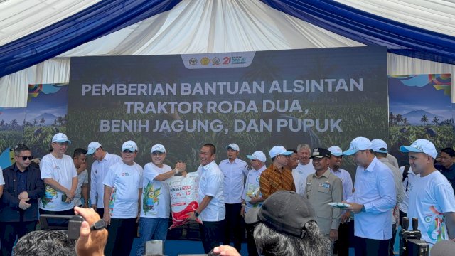 Edukasi penggunaan pupuk kepada petani di Pangkep. Foto: Istimewa.