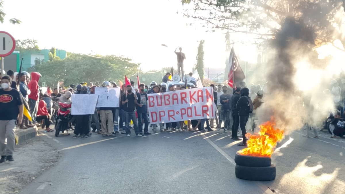 Ratusan Massa Gelar Aksi Depan Polres dan lanjut ke DPRD Jeneponto