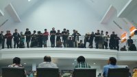 Buruh KIBA Segel Kantor DPRD Bantaeng Imbas Gagalnya RDP
