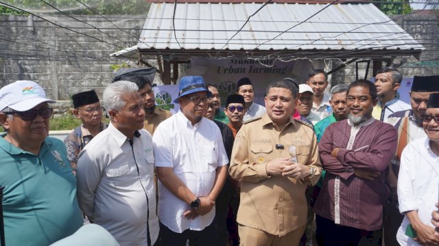 Wali Kota Makassar Muanfri Arifuddin meluncurkan Baruga Urban Farming bersama pihak Bukit Baruga. Foto: Istimewa.